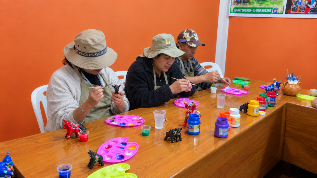 Taller de pintado de toirtos d epucara