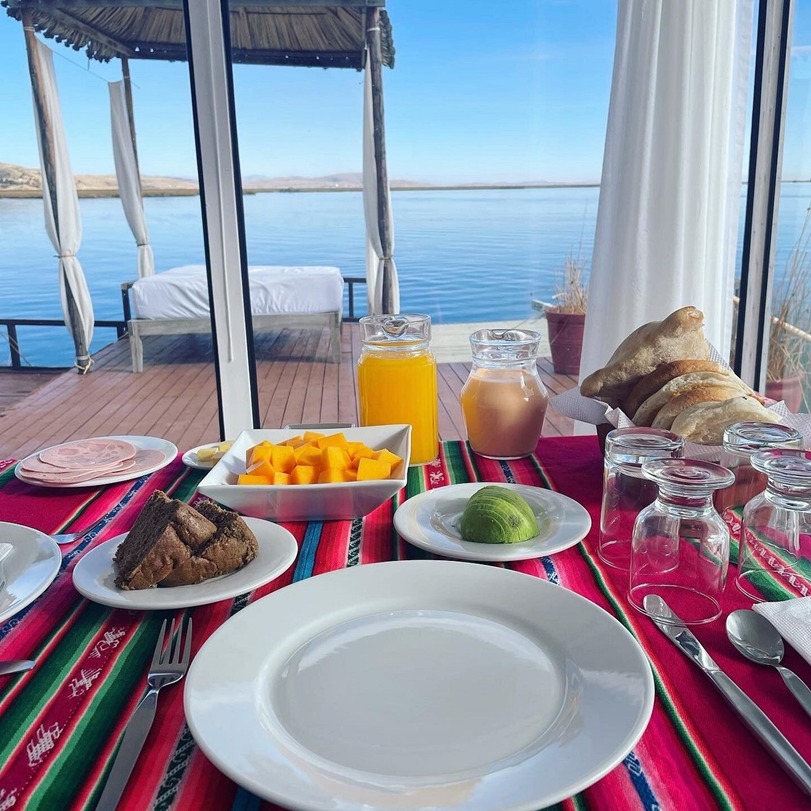 desayuno en el lodge uros