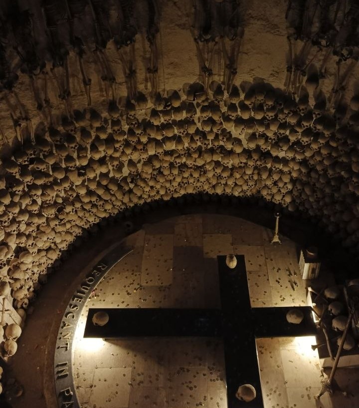 osario conmemorativo, iglesia santiago apostol lampa