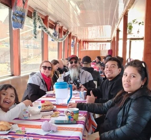 almuerzo abordo en tiquina barco restaurante