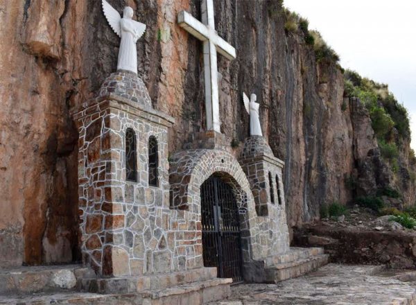 portal religioso en piedra