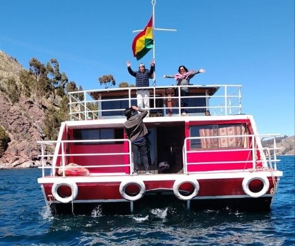tour wiñaymarca en barco restaurante